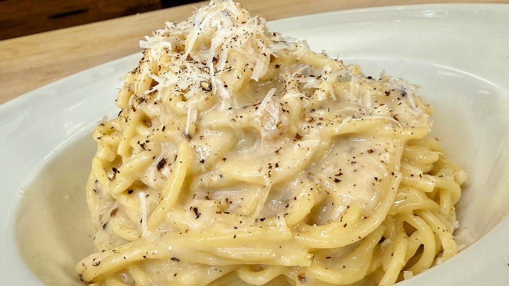 Cacio e pepe spaghetti with pecorino romano and black pepper
