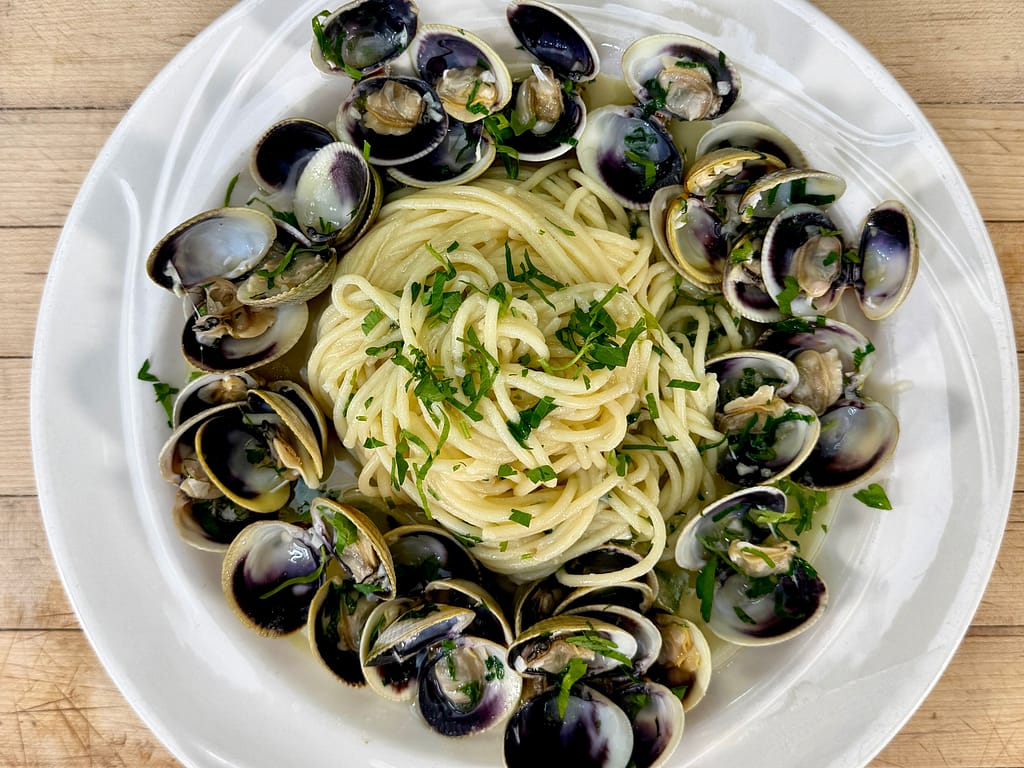 Linguine alle vongole with fresh clams garlic and white wine