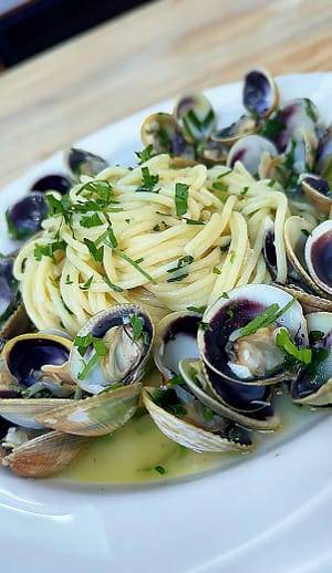 Linguine alle vongole with fresh clams garlic and white wine